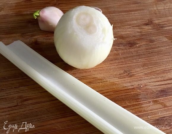 Почистить одну небольшую белую луковицу, зубчик чеснока и палочку сельдерея. Овощи мелко нарезать.