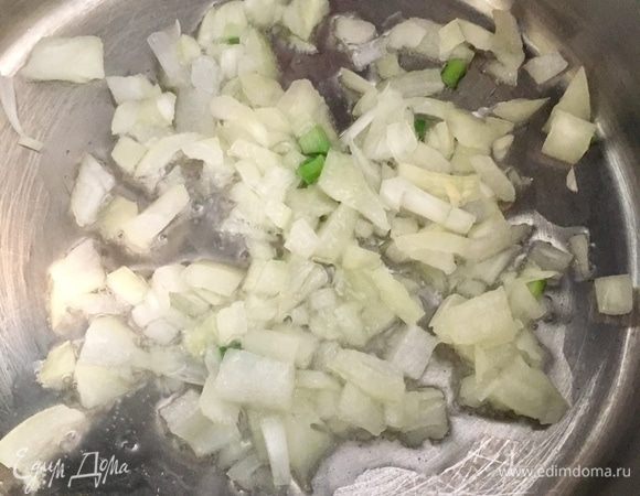 В сотейнике разогреть оливковое масло и положить в него сперва лук. Когда лук станет прозрачным, добавить измельченный мелко чеснок и сельдерей, нарезанный кубиком. Тушить практически до готовности овощей.