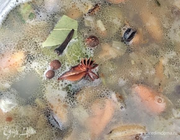 Влить или овощной бульон, или просто кипяченую или бутилированную воду так, чтобы жидкость полностью покрывала мидии. Сразу положить один лавровый листик, звездочку бадьяна и гвоздики и три горошины душистого перца. Посолить и поперчить по вкусу. Довести до кипения и выключить. Если используете свежие мидии, то, естественно, варить до готовности морепродуктов.