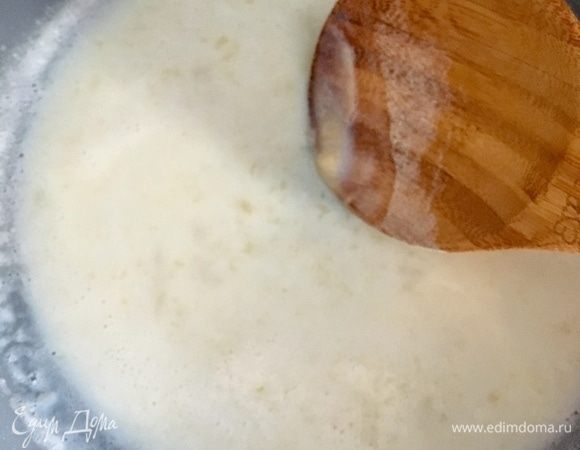 Влить молоко и, постоянно помешивая, чтобы избежать комочков, довести соус до густого состояния.