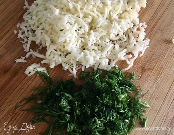 Порубить немного свежего укропа и натереть 50 г моцареллы.