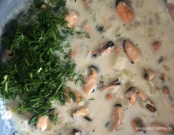 В соус к мидиям всыпать свежий укроп и перемешать.