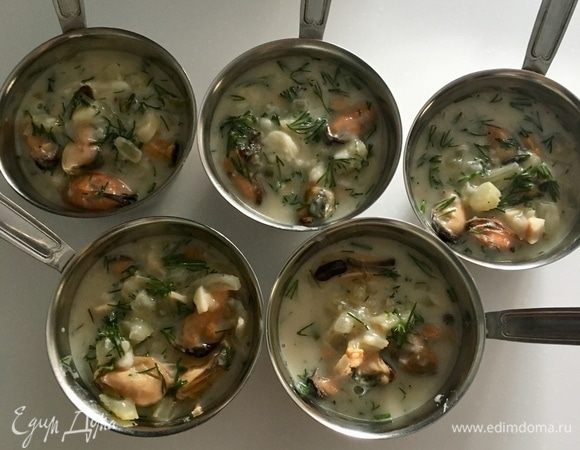 Разложить мидии в соусе по кокотницам. Из данного количества ингредиентов у меня получилось ровно 5 маленьких кокотниц.