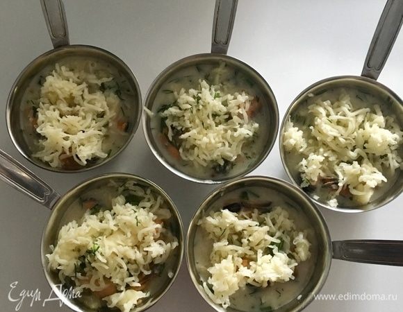 Сверху посыпать натертым сыром.