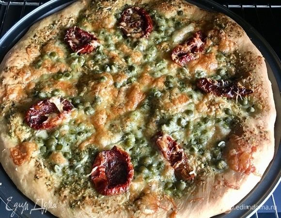 К тому времени наша пицца готова. Ее вынимаем, а кокотницы отправляем в духовку буквально на 10 мин., просто чтобы ингредиенты еще немного соединились в горячей духовке, а сыр поплыл.