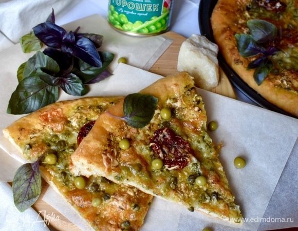 Пока мидии доходят до совершенства, можно нарезать пиццу-лепешку! Можно и попробовать сразу. Получилось очень вкусно! Тесто нежное, даже бортики не сухие, а пышные, и хочется их есть до последней крошки. Ну, а начинка самая что ни на есть весенняя — яркая и пряная. Такую лепешку, если останется, можно и к мясу, и к рыбе подать.