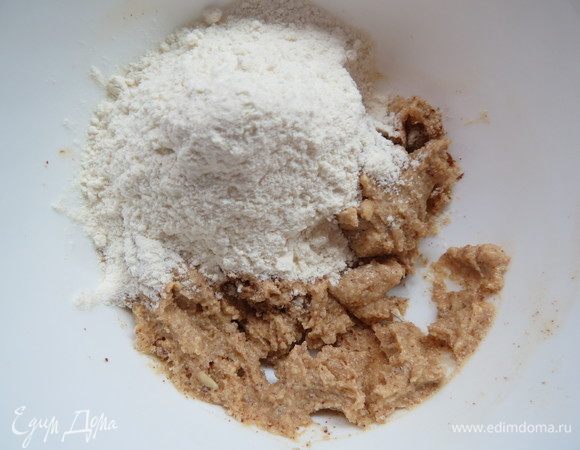 Добавить масло и муку, вымесить тесто до однородности. Должна получиться вязкая масса.