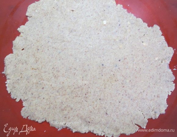 Распределить тесто по пергаменту или силиконовому коврику. Выпекать в разогретой до 180°C духовке 10–12 минут.