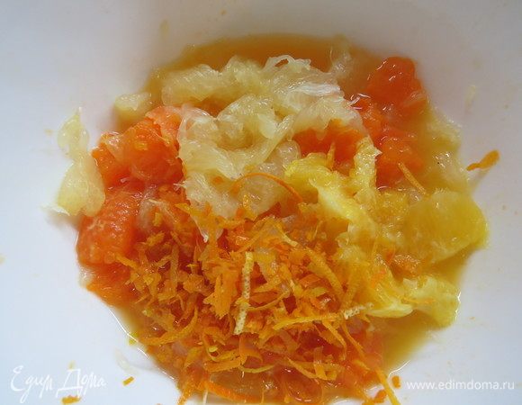 Готовим апельсиново-лимонное кремю. Для кремю я обычно беру 2 апельсина и 1 лимон, иногда заменяю один апельсин на мандарин (как на фото). С апельсина и лимона снять цедру. Аккуратно очистить цитрусовые от междольковых перегородок. У меня обычно получается примерно 220–240 г цитрусового пюре.