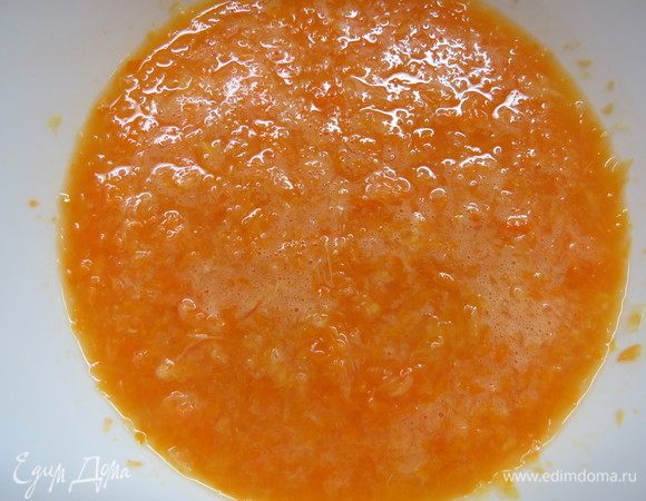 Измельчить подготовленные цитрусовые погружным блендером, поставить нагреваться на небольшой огонь.