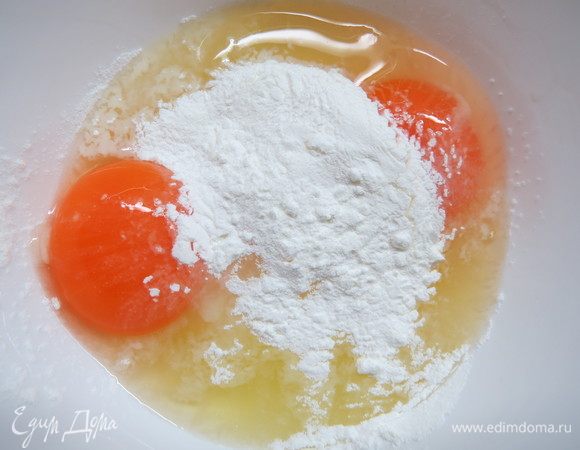 Яйца смешаем венчиком с сахаром и крахмалом до однородности.