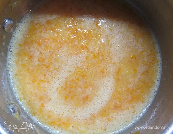 Ввести подогретую цитрусовую смесь в яичную массу, поставить на небольшой огонь и варить до загустения, постоянно помешивая, на маленьком огне.