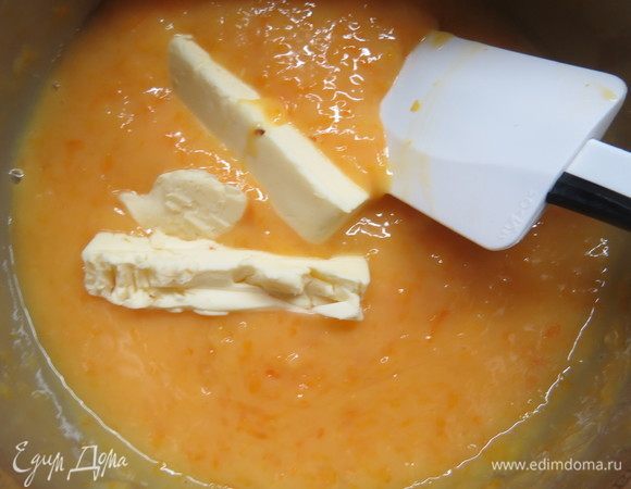 Как только крем загустеет (обычно на это уходит 5–7 минут), снимаем его с огня и вводим масло, нарезанное кусочками, пробиваем блендером до однородности.