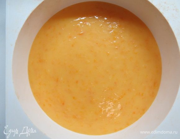 Готовый крем вылить в форму 18 см (лучше силиконовую) и поставить в холодильник до легкого застывания. Затем сверху стабилизированного конфи положить один из медовых коржей диаметром 18 см, поставить в морозилку до полной заморозки.