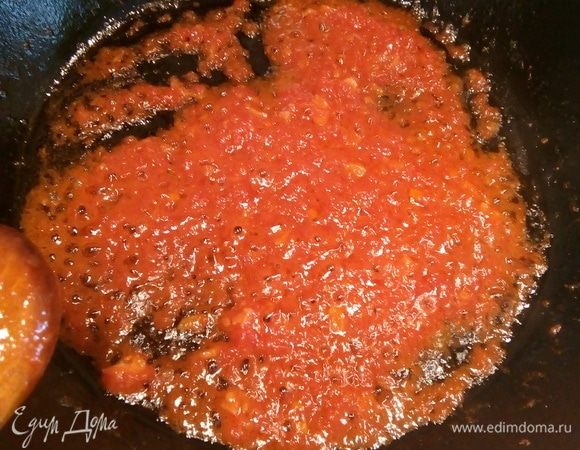 Помидоры можно нарезать на квадратики, а можно натереть мякоть на терке, что я и сделала. Добавляем помидоры к слегка обжаренному чесноку и тушим 15 минут, пока соус не загустеет.