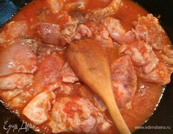 Добавляем бульон, курицу, корицу, перец и соль по вкусу, закрываем крышкой и тушим 5 минут.