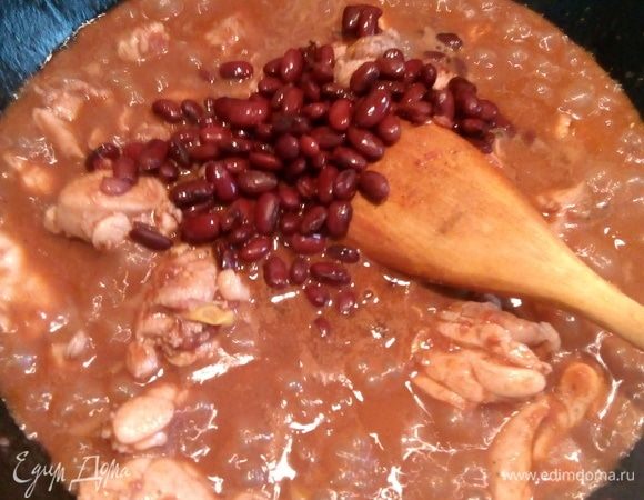 Добавляем натертый шоколад и постоянно помешиваем, пока он не растопится. Добавляем фасоль консервированную ТМ «Фрау Марта», примерно 1/3 банки.