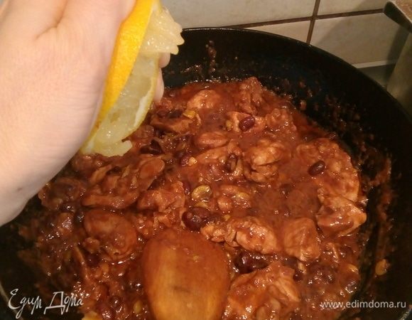 Приправляем по вкусу лимонным соком. Украшаем зеленью петрушки. Подавать можно с макаронами. Приятного аппетита.