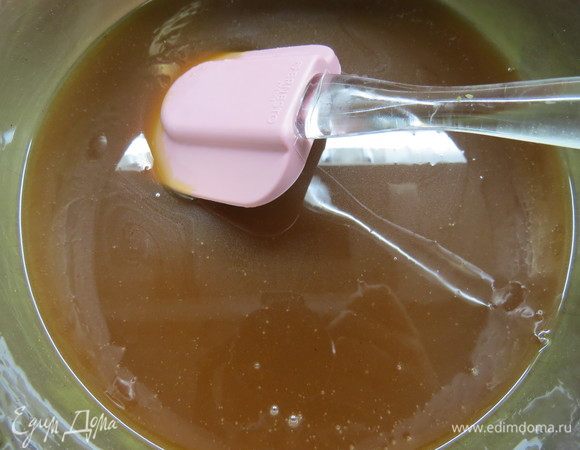 Готовим карамельную пасту. Ее целесообразно сделать за день до предполагаемой сборки торта, так как ей надо отстоятся в холодильнике хотя бы ночь. В кастрюле с толстым дном мы перемешиваем сахар и мед и на среднем огне топим их. Варим массу до золотистого цвета, но не даем стать слишком темными, иначе будет горчить. Одновременно ставим сливки нагреваться. Они должны быть горячие. Иначе смесь при вливании сливок будет комками. Вливаем горячие сливки, размешиваем и снимаем с огня. Вводим масло кусочками и сразу пробиваем блендером. Добавляем соль, пермешиваем и убираем в холодильник в банку с крышкой. Довольно часто вместо карамельной пасты я также использую карамельный соус, который готовлю по этому рецепту: https://www.edimdoma.ru/retsepty/109976-karamelnyy-sous-na-kefire.