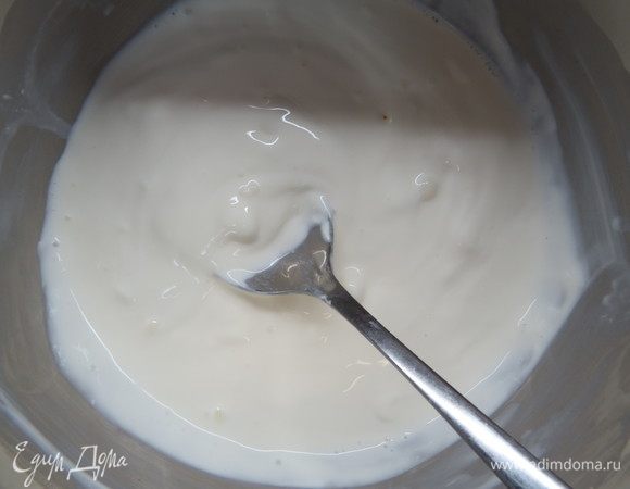 Готовим сметанный заварной крем. Сметану смешиваем с молоком и ставим нагреваться, но не кипятим.
