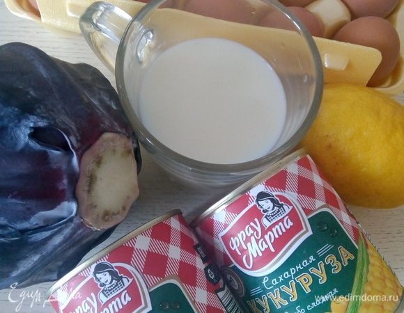 Для начала приготовим все ингредиенты. Брокколи отвариваем в подсоленной кипящей воде примерно 2 минуты. Сливаем воду, остужаем.