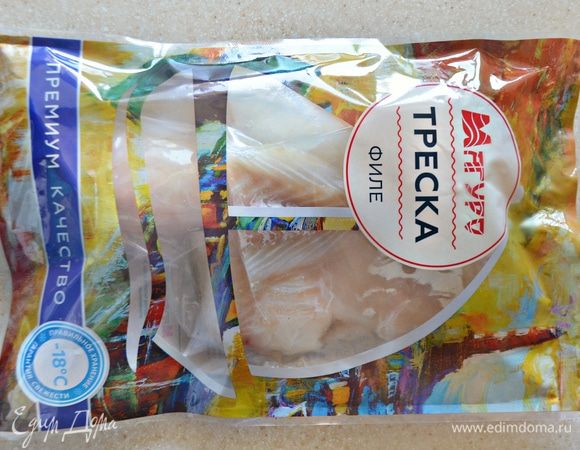 Филе трески ТМ «Магуро» разморозить на нижней полке холодильника. Промокнуть бумажными полотенцами и нарезать филе на порционные кусочки.