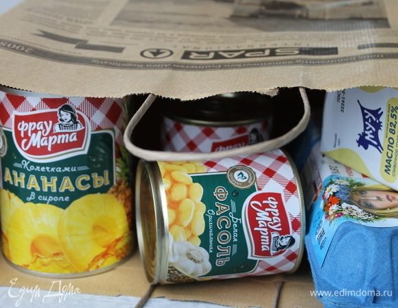 Бисквитная основа для торта готовится без муки, ее я заменила белой консервированной фасолью ТМ «Фрау Марта». Для прослойки я решила использовать консервированные ананасы ТМ «Фрау Марта».