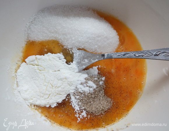 Яйца смешиваем с сахаром, семенами ванили (у меня ванильный сахар с натуральной ванилью) и крахмалом.