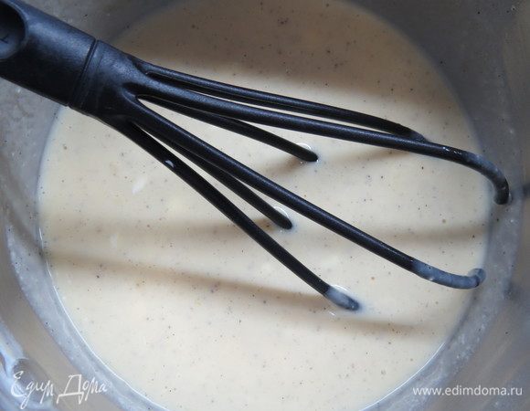 Горячую сметану вводим, помешивая, в яичную массу и ставим на небольшой огонь, обязательно помешиваем.