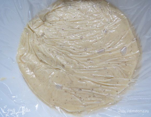 Снимаем с огня, переливаем в широкую емкость и контактно (прямо по крему) накрываем пленкой. Оставляем остывать.