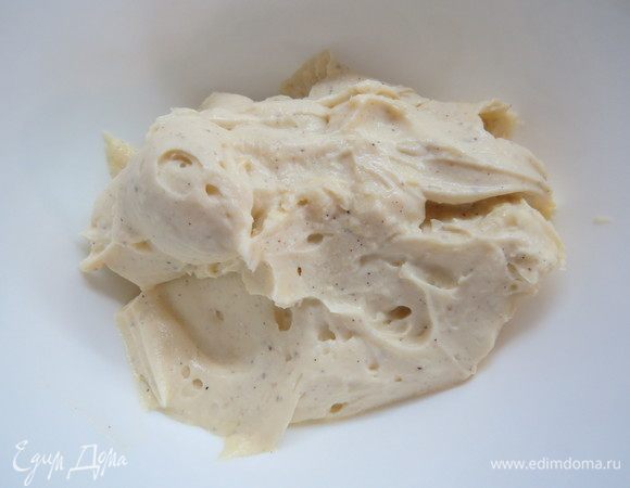 Сливочное масло нарезаем кусочками и оставляем при комнатной температуре минут на 30–40. Как только крем станет комнатной температуры, вводим масло и пробиваем блендером. Ставим крем в холодильник.