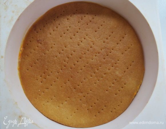 Приступаем к промежуточному этапу сборки. Достаем из морозилки замороженную заготовку из цитрусового кремю и медового коржа.