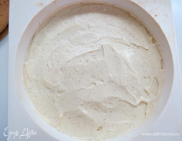 На медовый корж заготовки выкладываем половину сметанного крема.