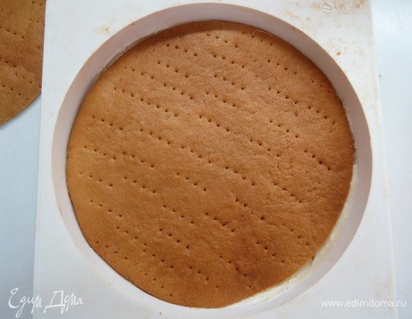 Сверху выкладываем второй медовый корж диаметром 18 см.