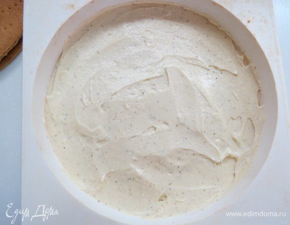 Выкладываем на второй корж оставшуюся половину сметанного крема, разравниваем.