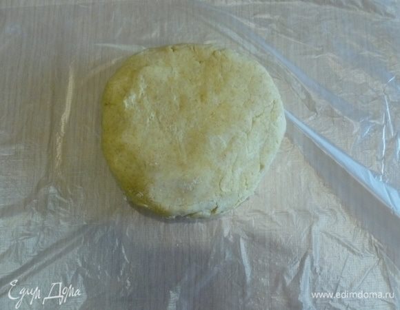 Влить к муке и быстро замесить тесто, собрать его в шар. Сплюснуть его в лепешку, завернуть в пленку и убрать в холодильник на 1 час. Если нет комбайна, то можно растирать масло с мукой пальцами вручную.