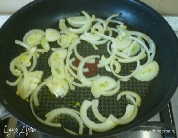 Для начинки лук нарезать полукольцами. Растопить в сковороде масло и обжарить лук.