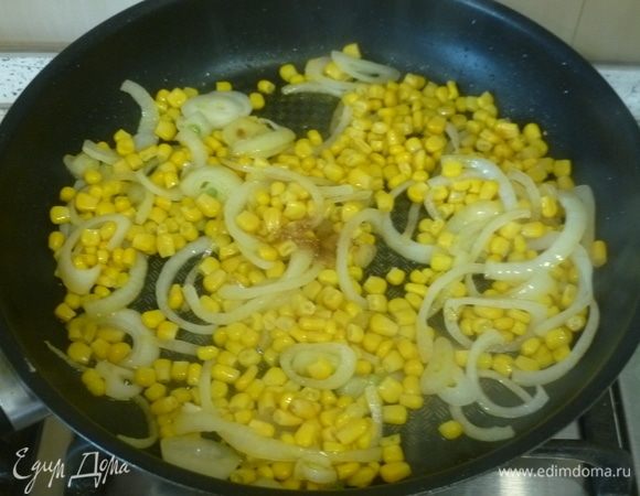 Добавить кукурузу ТМ «Фрау Марта» и сахар, готовить, помешивая, 5 минут.