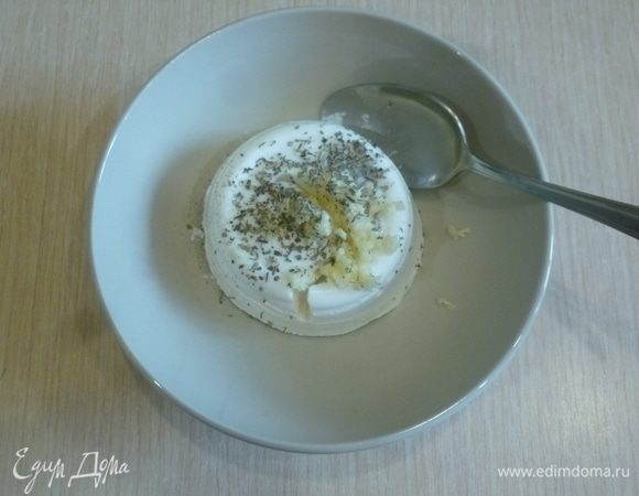 Смешать в отдельной миске сыр, пропустить через пресс чеснок, добавить базилик. Приправить. Перемешать.