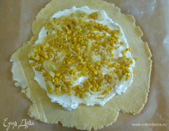 Выложить 3/4 кукурузы.