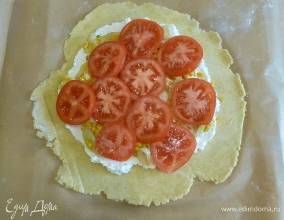 Помидоры нарезать кружочками. Выложить на кукурузу.