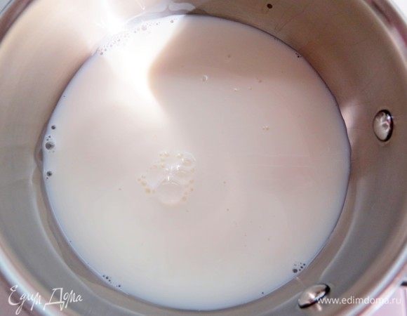 Сырный крем-мусс готовим непосредственно перед сборкой. Сливочный сыр должен быть комнатной температуры, поэтому достаньте его заранее из холодильника. Если забыли, тоже не беда, можно опустить упаковку в емкость с горячей водой минут на 10 (упаковка должна быть герметичной, конечно). Сначала варим для мусса основу — классический заварной крем. Молоко нагреваем, но не кипятим.