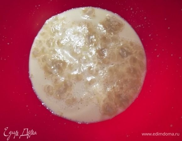 Готовим тесто. В теплом кефире разводим свежие дрожжи с 1 ч. л. сахара. Оставляем на 10 минут.