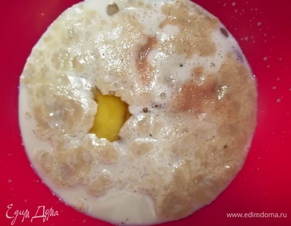 Добавляем яйцо, соль, растительное масло и перемешиваем.