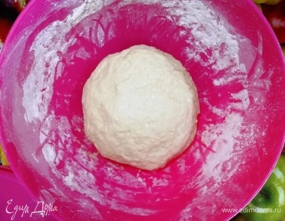 Добавляем муку и замешиваем мягкое, эластичное тесто. Накрываем и оставляем на 40 минут.