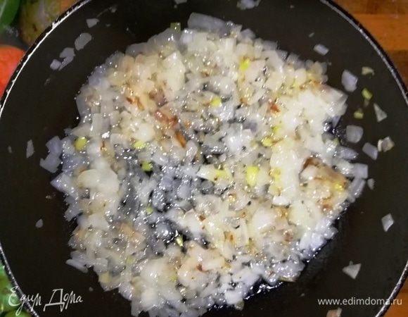 В фарш мы будем использовать 1 головку свежего лука и 0,5 головки обжаренного на растительном масле лука. Так начинка получится ароматнее и сочнее.