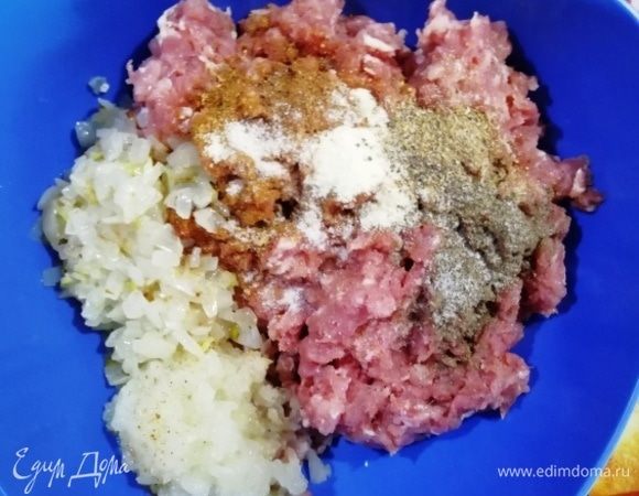 Свинину прокручиваем через мясорубку вместе с луковицей. Солим, перчим, добавляем по вкусу специи и остывший пережаренный лук. Перемешиваем.