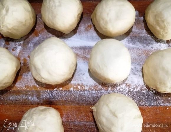 Делаем заготовки одинаковой величины. У меня получилось 10. Оставляем их для расстойки, накрыв полотенцем. Тем временем оставшуюся часть теста используем на пиццу.