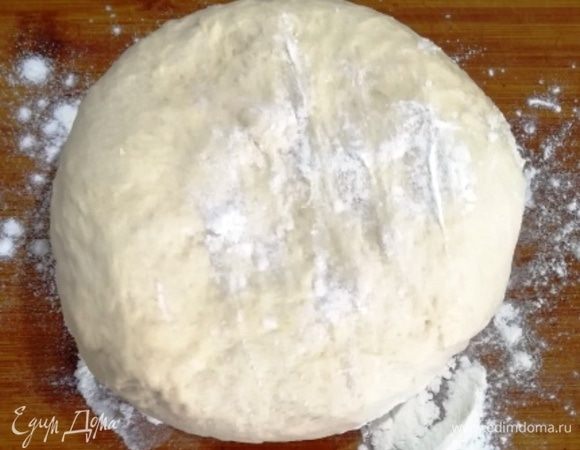 Растягиваем тесто на пиццу до толщины 4–5 мм.