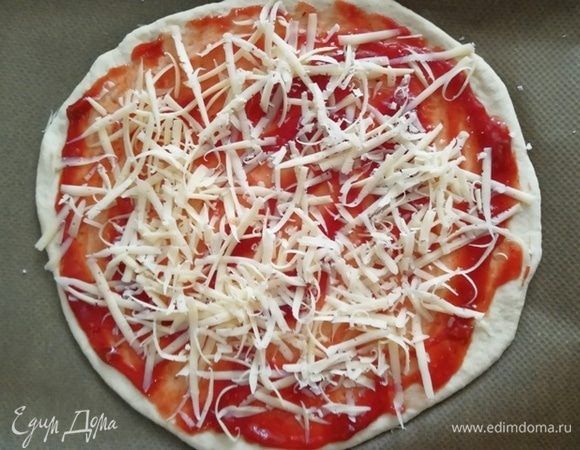 Смазываем томатным соусом, посыпаем моцареллой.